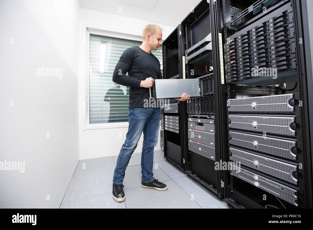 It consultant pour poser la lame serveur en datacenter Banque D'Images