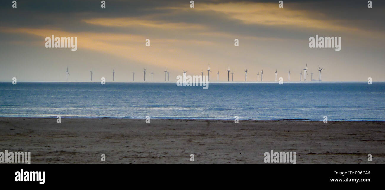 Plage et parc éolien en mer d'Irlande, Royaume-Uni Banque D'Images