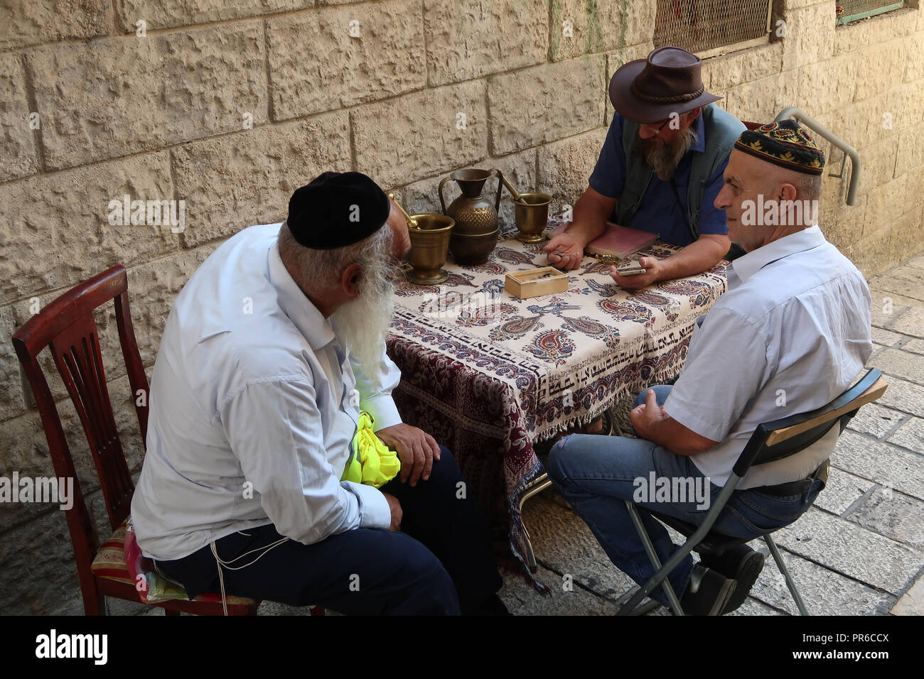 Les hommes juifs discutent dans une ruelle de la rue arrière de Nahalat Shiva dans un ancien quartier de la cour au centre-ville de Jérusalem Israël Banque D'Images