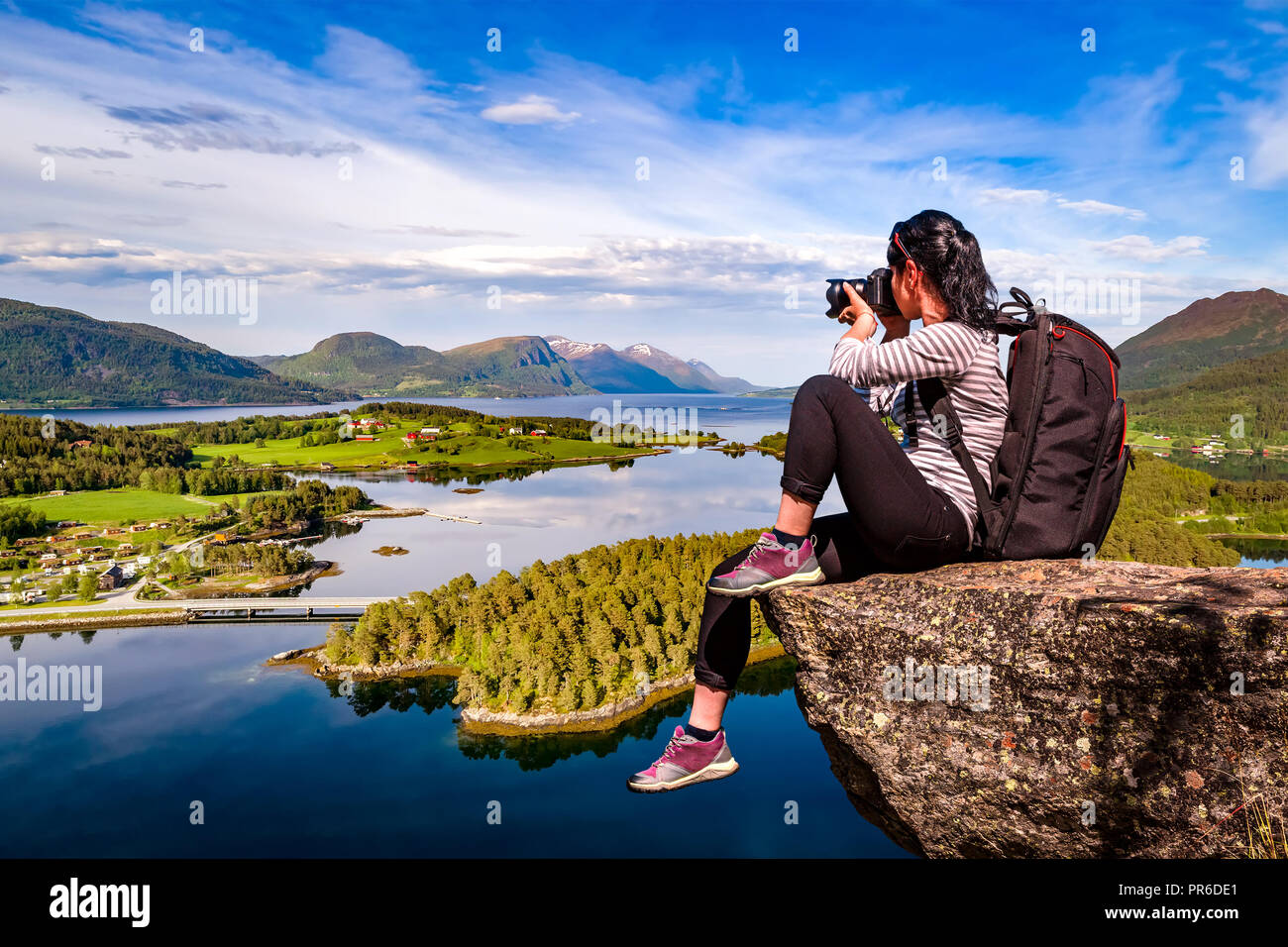 Fjord de Geiranger, Belle Nature Norvège panorama. Photographe Nature touriste avec appareil photo pousses. Banque D'Images