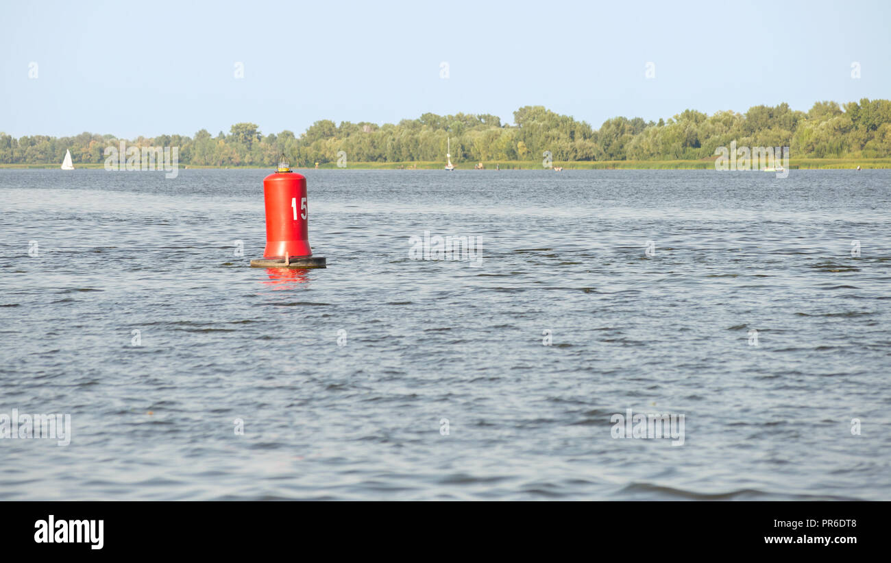 Une bouée rouge sur le Dniepr à Kiev, Ukraine, de la sûreté et de la sécurité des bateaux qui voyagent sur l'eau. Banque D'Images