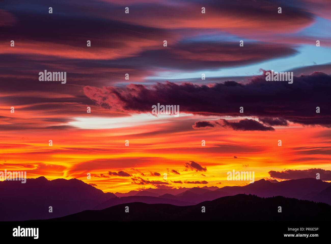 Couleurs Soleil incroyable au coucher du soleil. Les nuages colorés. Ciel en feu. Coucher de soleil couleur paysage. Veneto. L'Italie. Banque D'Images