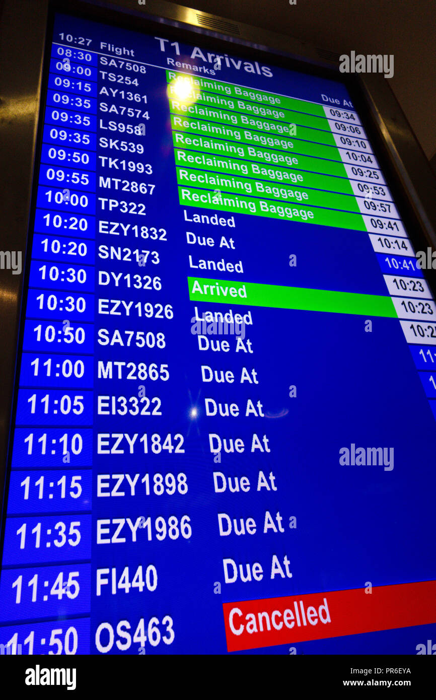 Récupération d'informations bagages signe dans le hall des arrivées de l'Aéroport International de Manchester, Royaume-Uni Banque D'Images