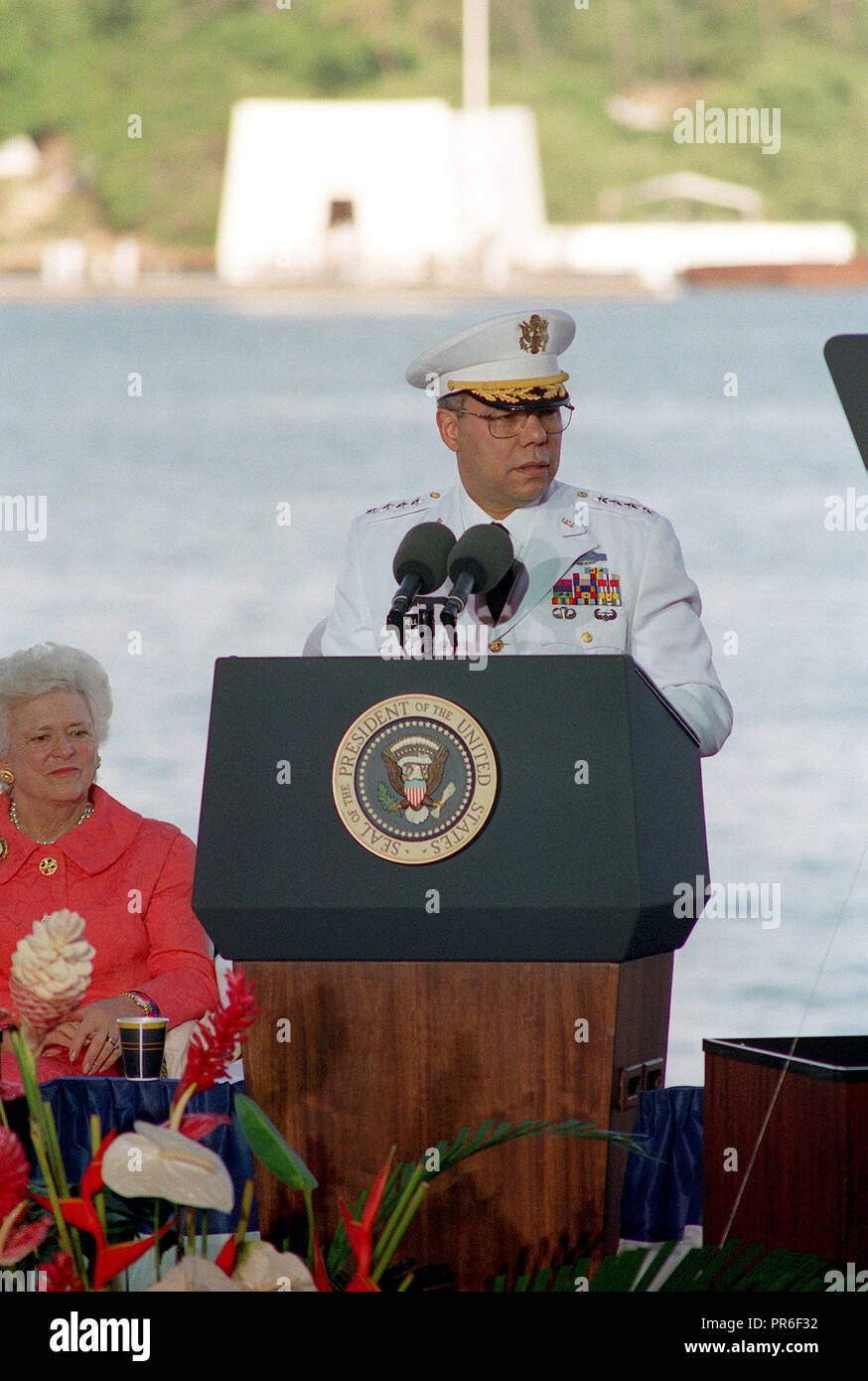Général Colin Powell, chef d'état-major interarmées, parle à Kilo 8 Pier au cours d'une célébration du 50e anniversaire de l'attaque japonaise sur Pearl Harbor. Banque D'Images