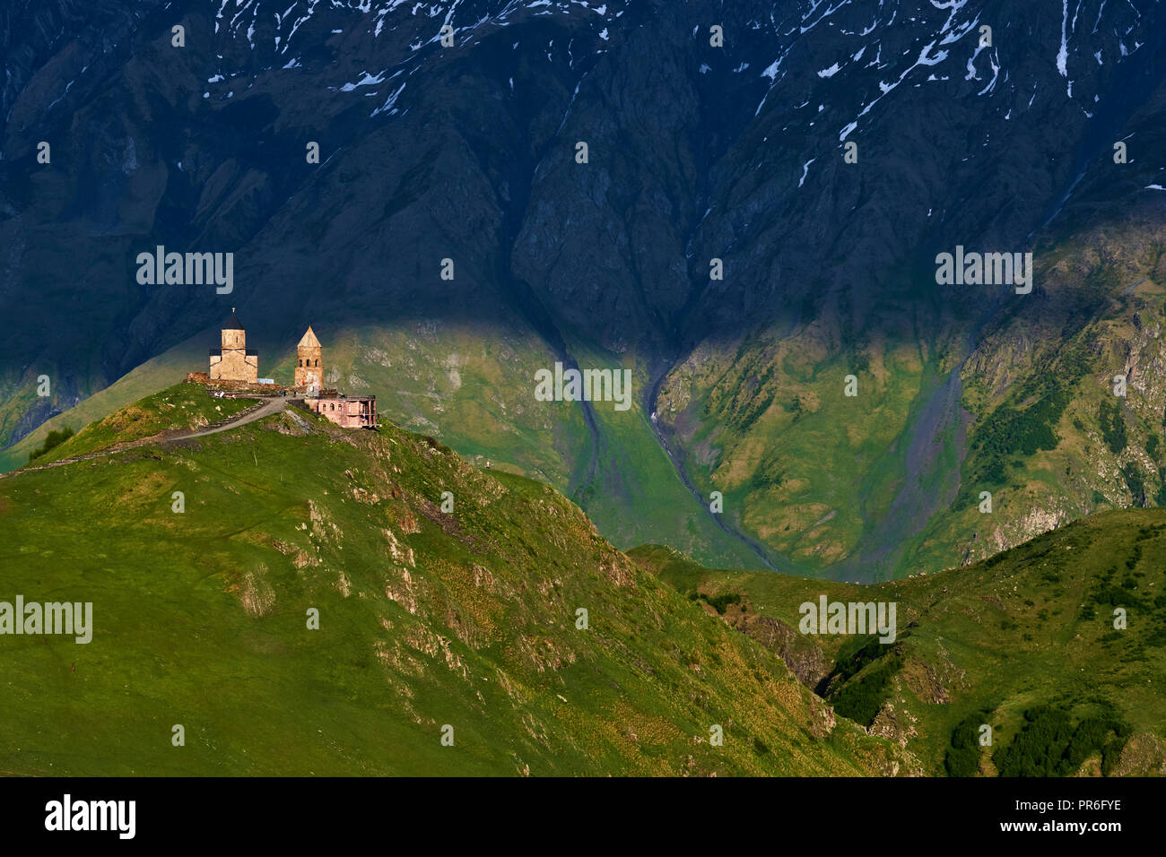 La Géorgie, Caucase, Stephantsminda, Kazbegi, le Mont Kazbek, l'église de trinité Gergeti Banque D'Images