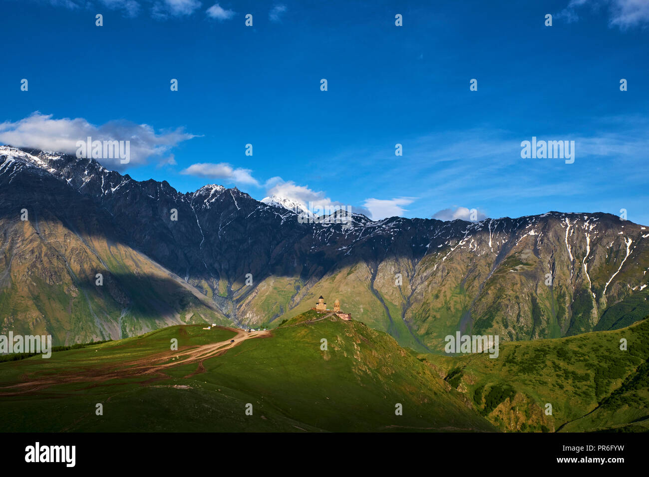 La Géorgie, Caucase, Stephantsminda, Kazbegi, le Mont Kazbek, l'église de trinité Gergeti Banque D'Images