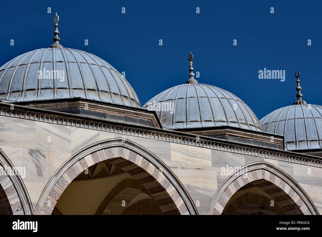 Dômes entourent le cour de Mosquée de Suleymaniye, l'une des plus importantes mosquées Istanbuls, la Turquie, l'Europe. Banque D'Images