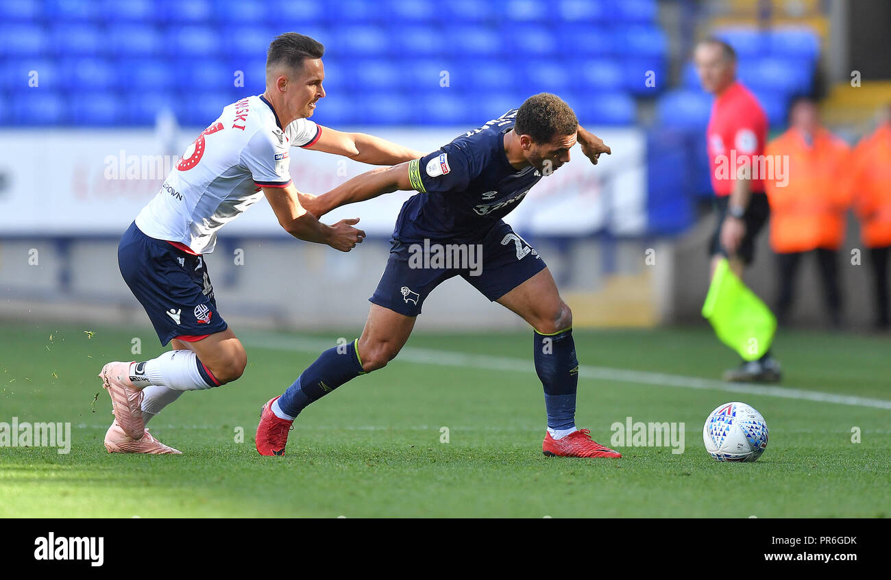 Derby County's Mason Bennett batailles avec Bolton Wanderers' Pawel Olkowski pendant le ciel parier match de championnat à l'Université de Bolton Stadium. Banque D'Images