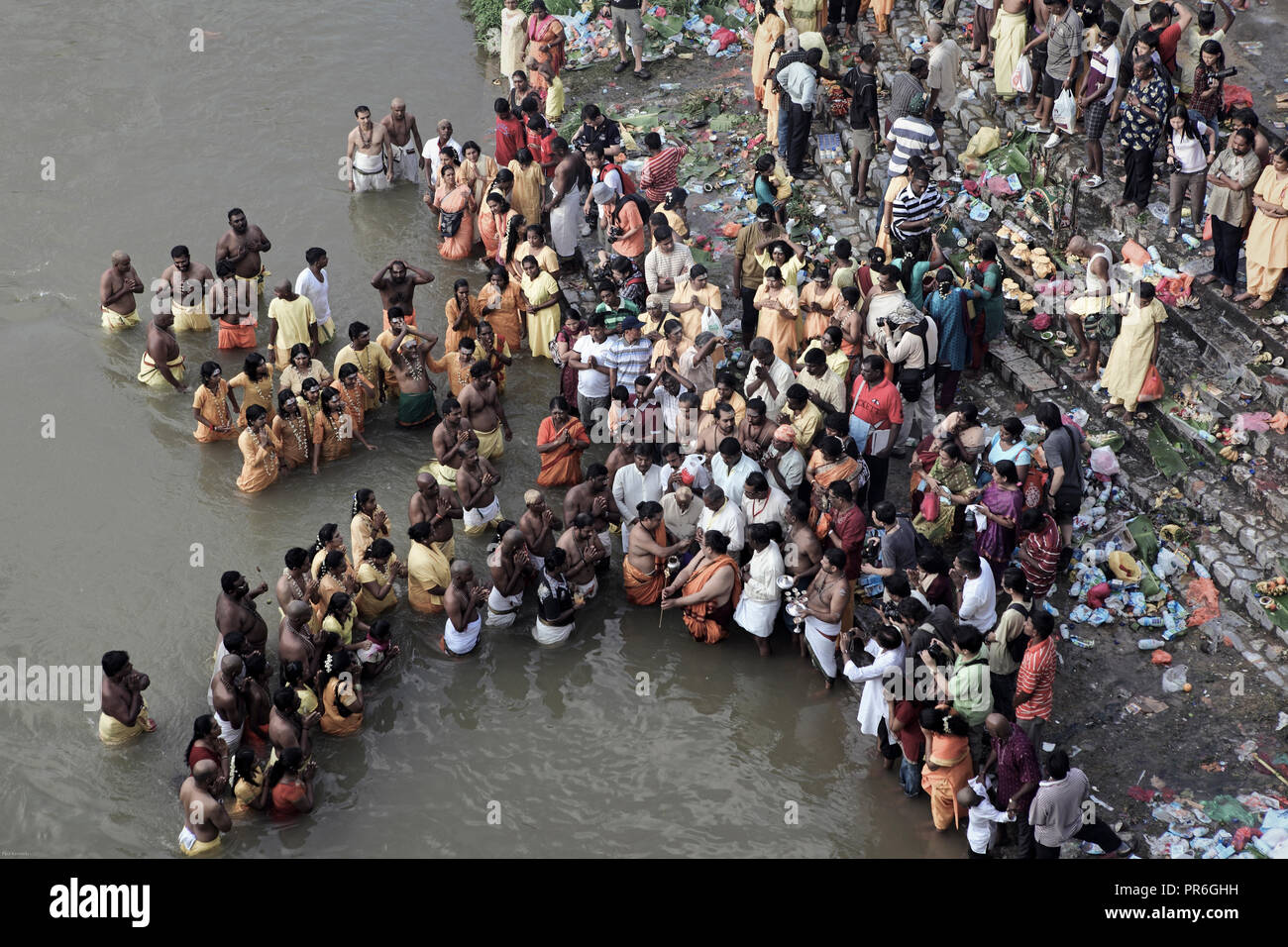 Les dévots se baigner dans river pendant Thaipusam fête hindoue à Batu Caves, Malaisie Banque D'Images