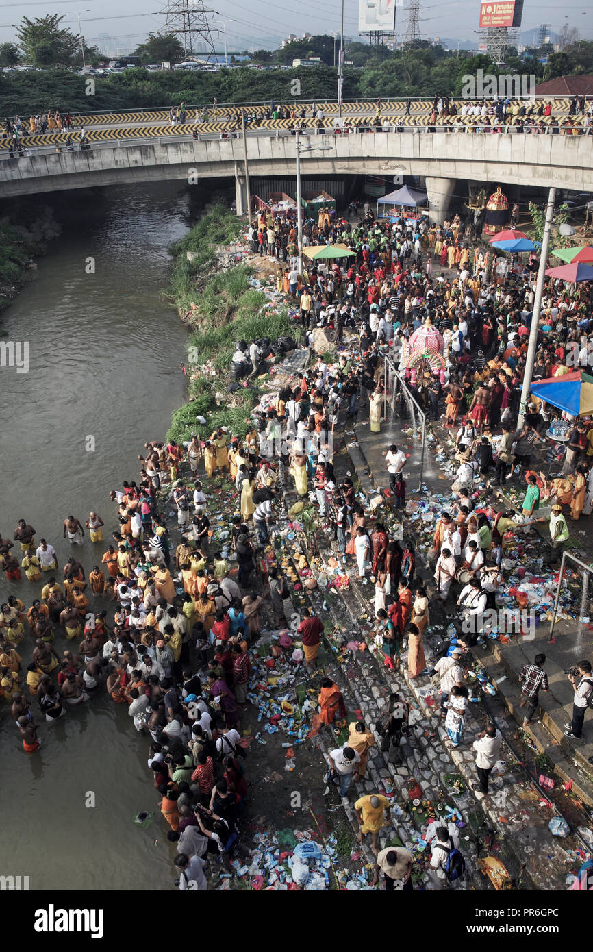 Les dévots se baigner dans river pendant Thaipusam fête hindoue à Batu Caves, Malaisie Banque D'Images