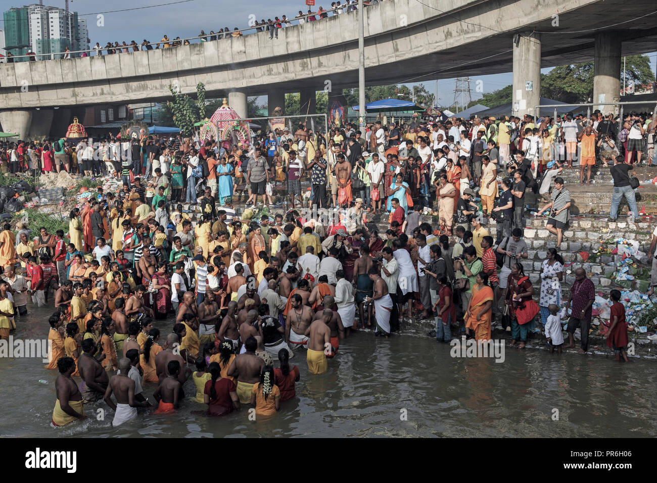 Les dévots se baigner dans river pendant Thaipusam fête hindoue à Batu Caves, Malaisie Banque D'Images