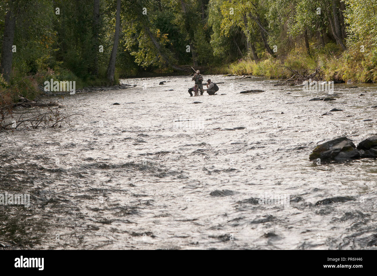 Les hommes avec jeune fille la pêche sur la rivière russe Alaska Banque D'Images