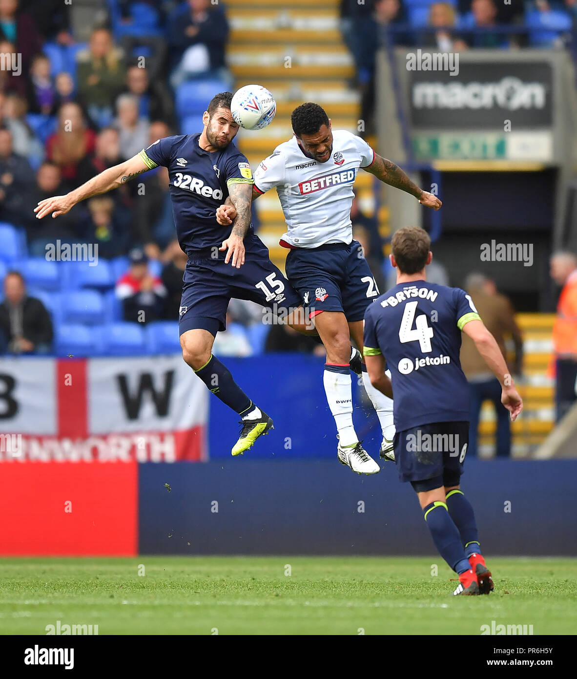 Derby County's Bradley Johnson et Bolton Wanderers' Josh Magennis jump pour le ballon pendant le match de championnat Sky Bet à l'Université de Bolton Stadium. Banque D'Images