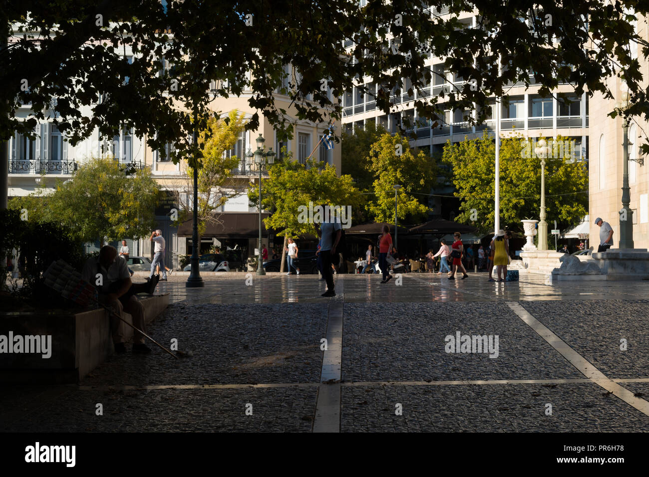 La place autour de la cathédrale d'Athènes est toujours bondé, Athènes Grèce Banque D'Images