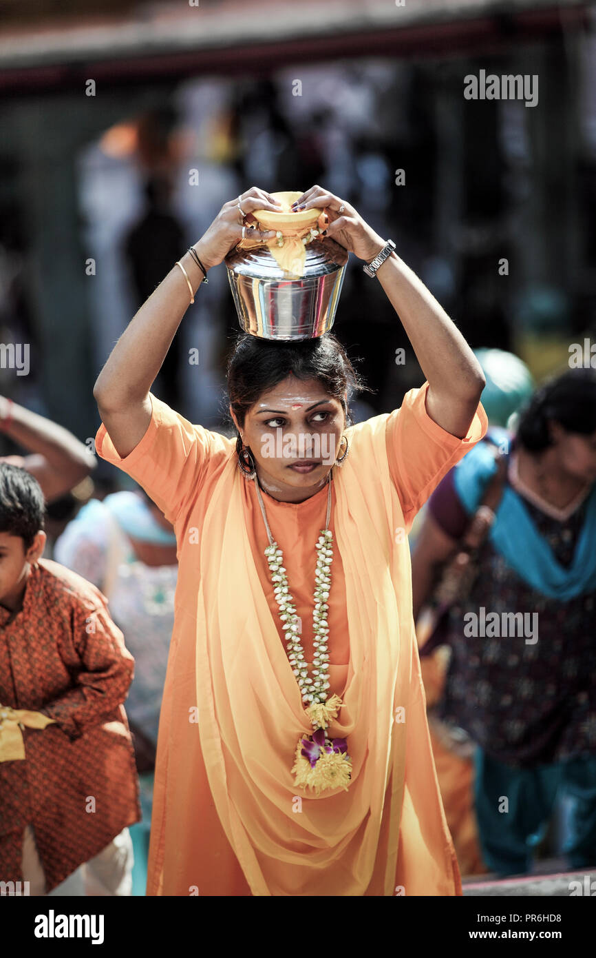 Femme pot à lait sur la tête pendant Thaipusam festival à Batu Caves à Selangor, Malaisie Banque D'Images