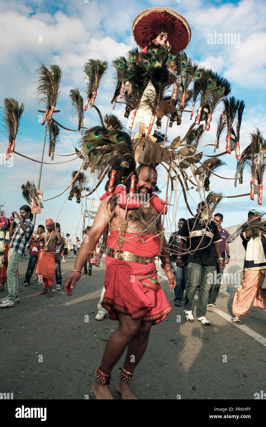 Kavadi en procession au porteur pendant Thaipusam festival à Batu Caves à Selangor, Malaisie Banque D'Images