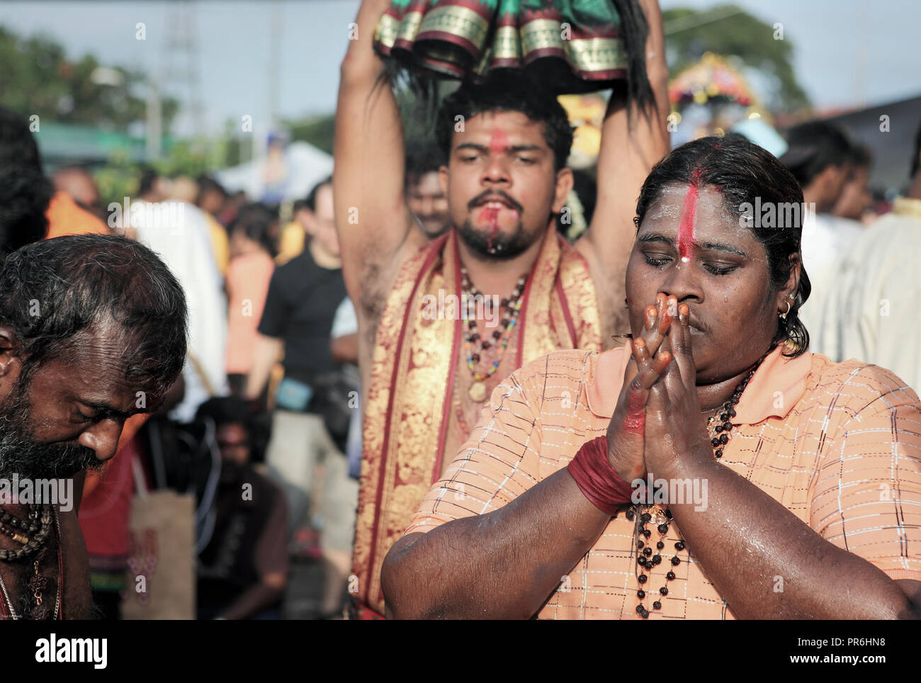 Passionnée pèlerins hindous à Batu Caves pendant Thaipusam festival à Selangor, Malaisie Banque D'Images