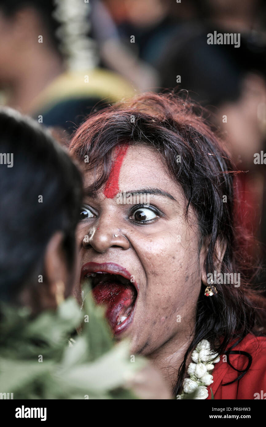 Passionnée pèlerins hindous à Batu Caves pendant Thaipusam festival à Selangor, Malaisie Banque D'Images