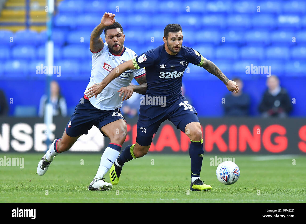 Derby County's Bradley Johnson batailles avec Bolton Wanderers' Josh Magennis pendant le ciel parier match de championnat à l'Université de Bolton Stadium. Banque D'Images