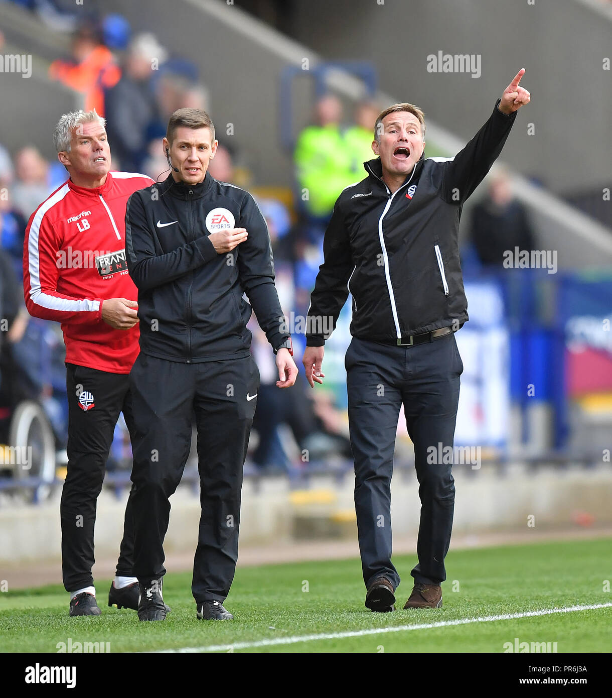 Bolton Wanderers' Manager Phil Cris Parkinson à son équipe pendant le jeu pendant le match de championnat Sky Bet à l'Université de Bolton Stadium. Banque D'Images