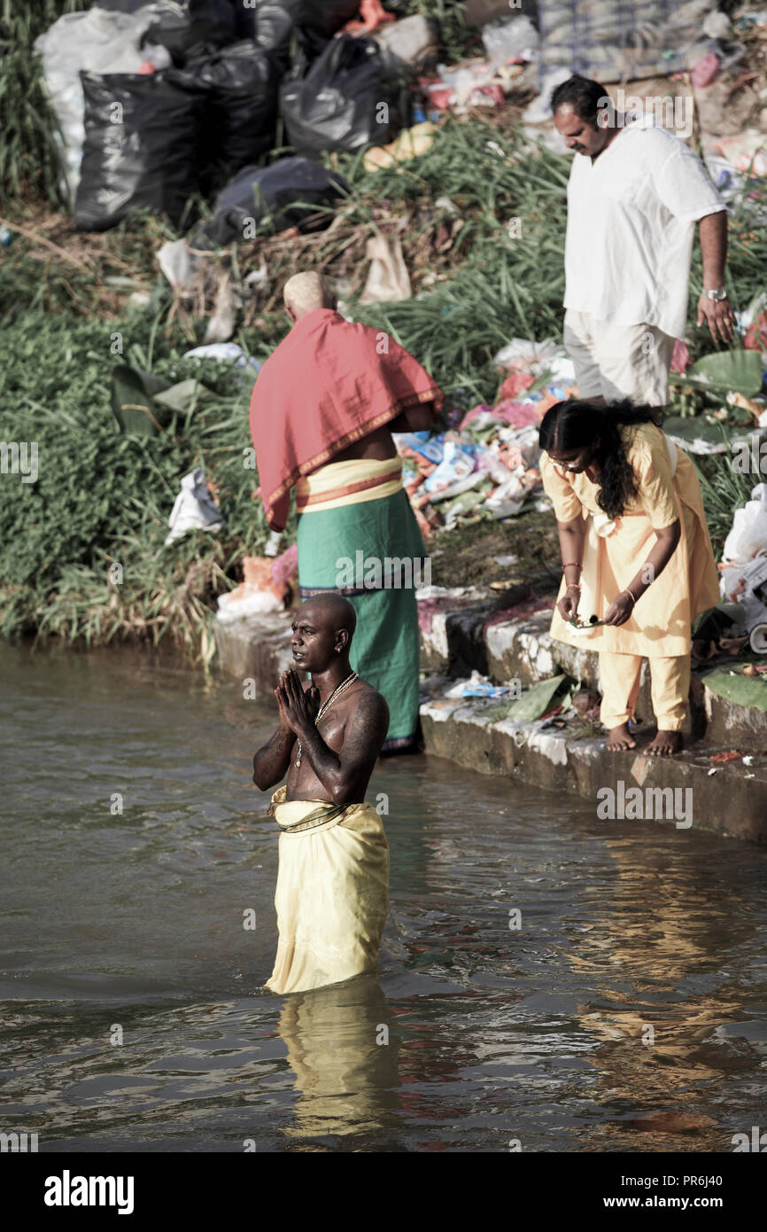 Les dévots hindous culte en rivière à Thaipusam festival à Batu Caves à Selangor, Malaisie Banque D'Images