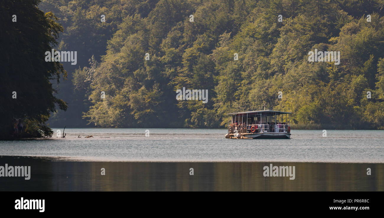Bateau électrique transporteur touristique dock approche P3 du parc national des Lacs de Plitvice/Réserver en Croatie. Banque D'Images