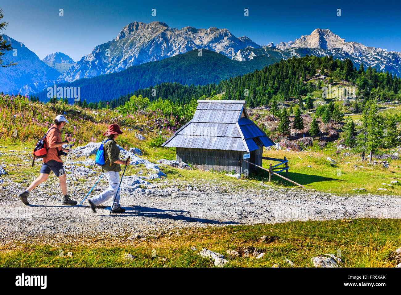 Montagne en été, les touristes et les huttes. Banque D'Images