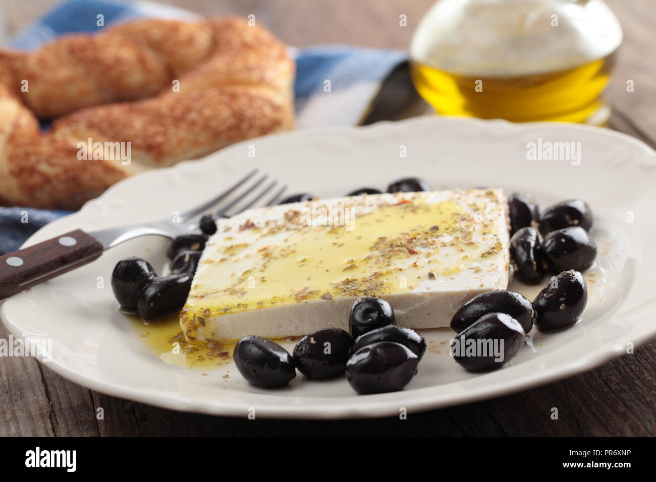 Le petit-déjeuner avec fromage feta, olives, simit, l'huile d'olive et épices Banque D'Images