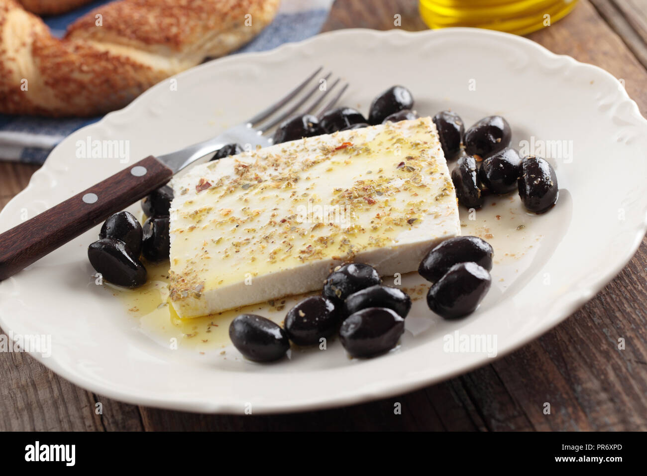 Le petit-déjeuner avec fromage feta, olives, simit, l'huile d'olive et épices Banque D'Images