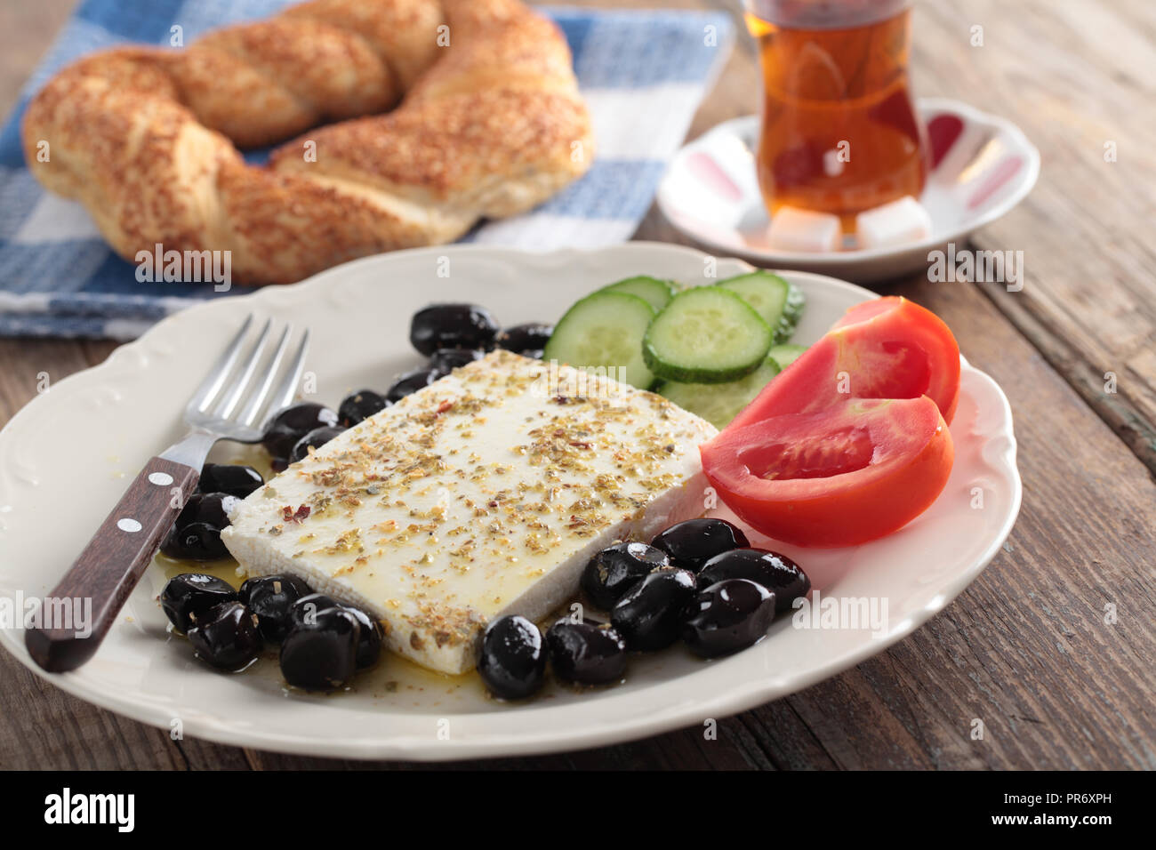 Le petit-déjeuner avec fromage feta, olives, simit, les légumes et le thé Banque D'Images