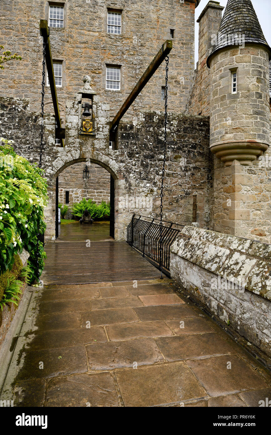 L'avant du château de Cawdor avec tourelle et pont-levis avec Bell et Stags Head Buckel être Mindfull lent sous la pluie Nairn Cawdor Ecosse UK Banque D'Images