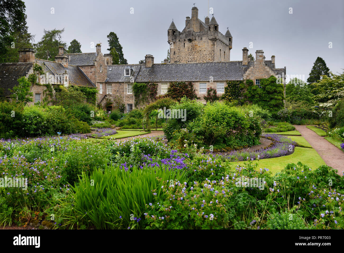 Le jardin de fleurs formelle au sud du château de Cawdor après une pluie de Nairn Cawdor Ecosse UK Banque D'Images