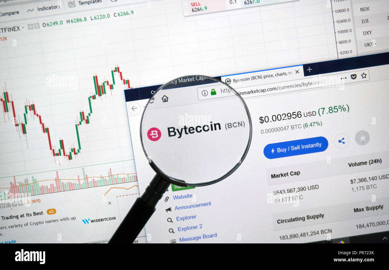 Montréal, Canada - le 8 septembre 2018 : Bytecoin altcoin site sous loupe. Blockchain est une liste croissante de documents qui sont liés à l'aide de pleurer Banque D'Images