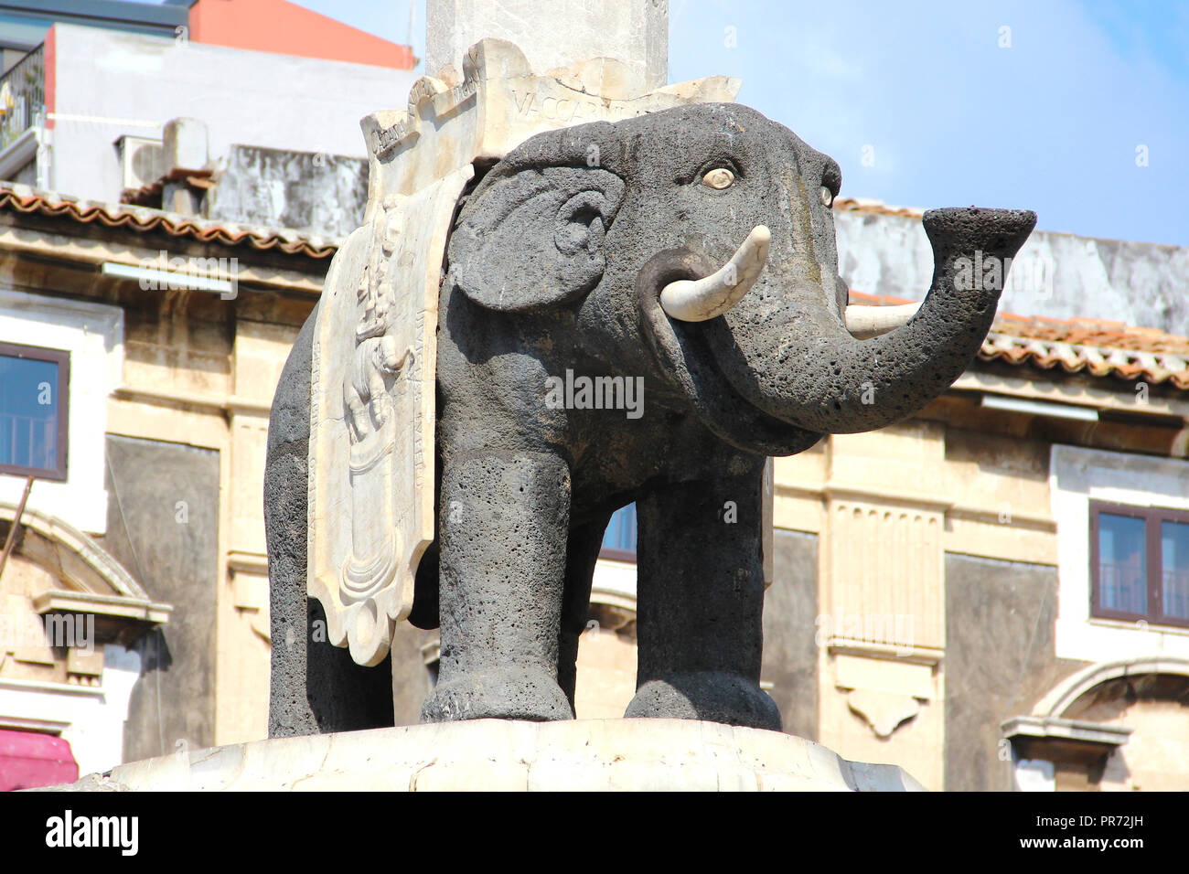 Fontaine des éléphants (Fontana dell'Elefante), le symbole de Catane construite de pierre de lave, la Piazza Duomo, Sicile, Italie Banque D'Images
