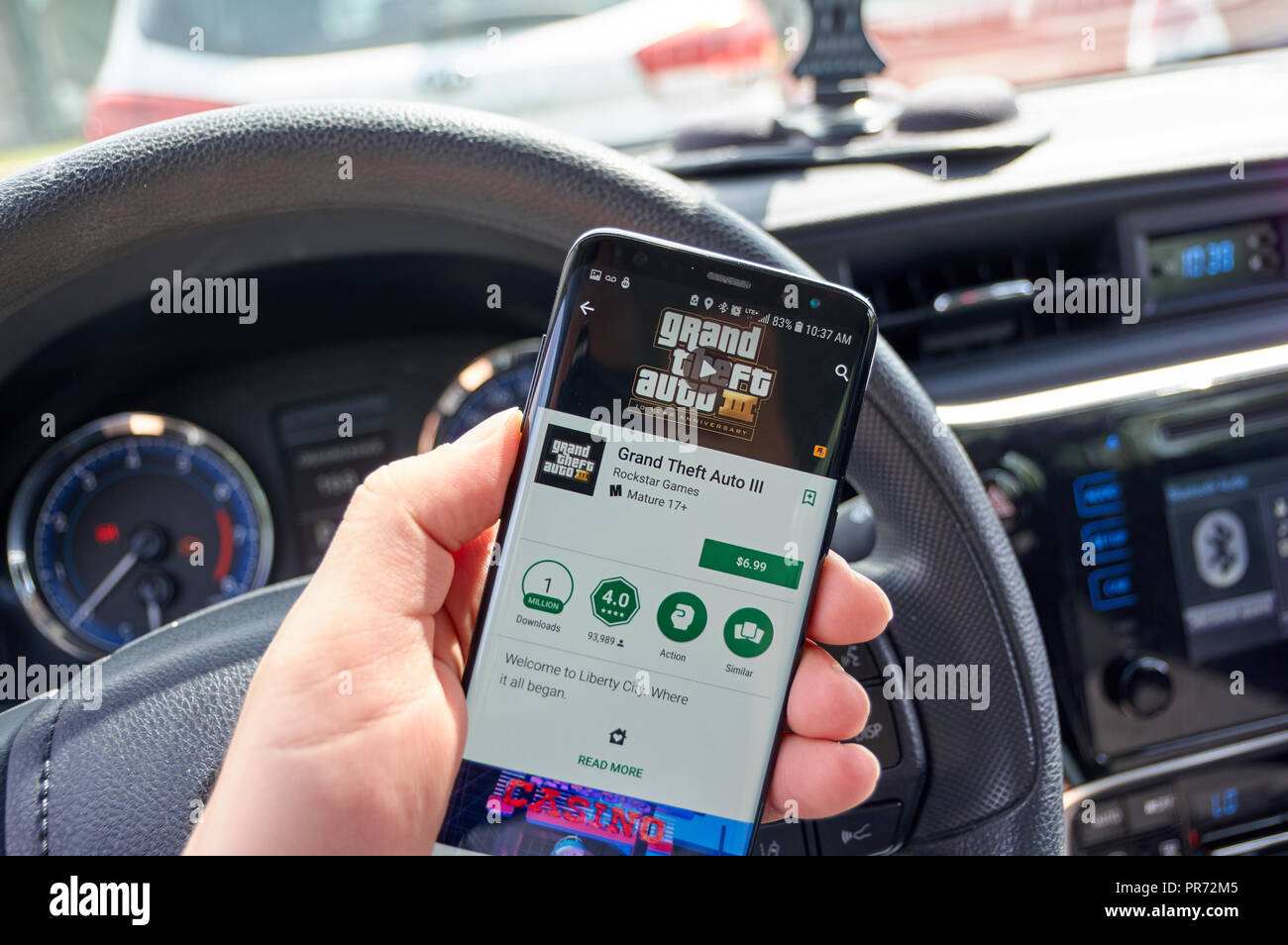 Montréal, Canada - 8 août 2018 : Grand Theft Auto III jeu vidéo mobile Android sur Samsung S8 écran dans une mans main dans une voiture. Banque D'Images