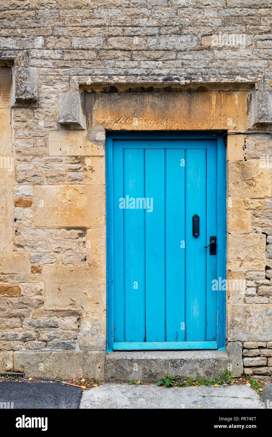 La porte du chalet en bois bleu. Abaisser Oddington, Cotswolds, Gloucestershire, Angleterre Banque D'Images