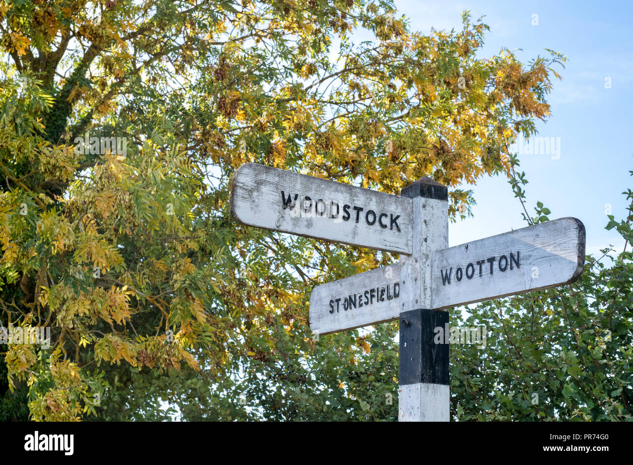 Ville de Woodstock sign post en septembre. Oxfordshire, Angleterre Banque D'Images