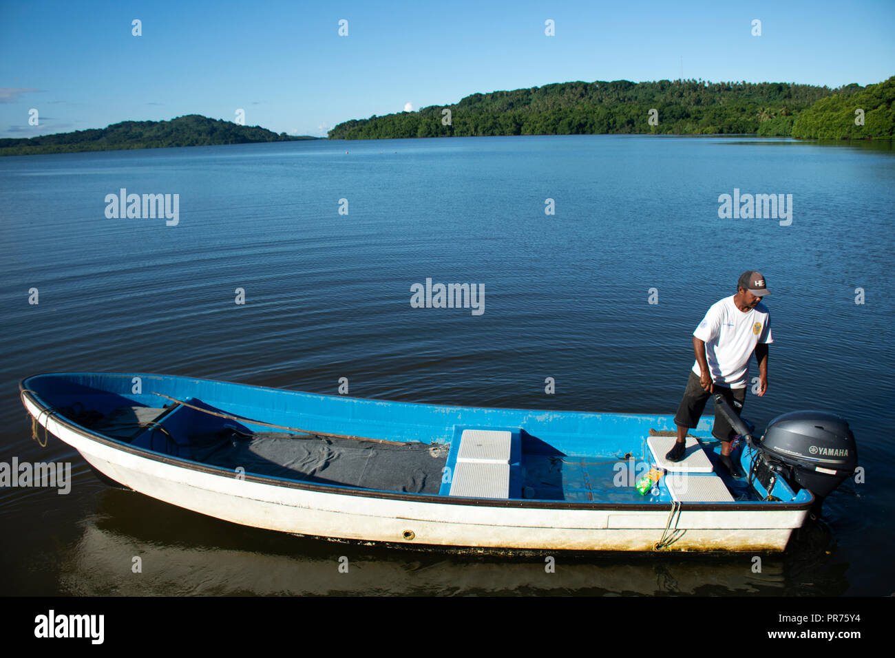 Micronesian homme sur un bateau dans le lagon de Pohnpei, États fédérés de Micronésie Banque D'Images