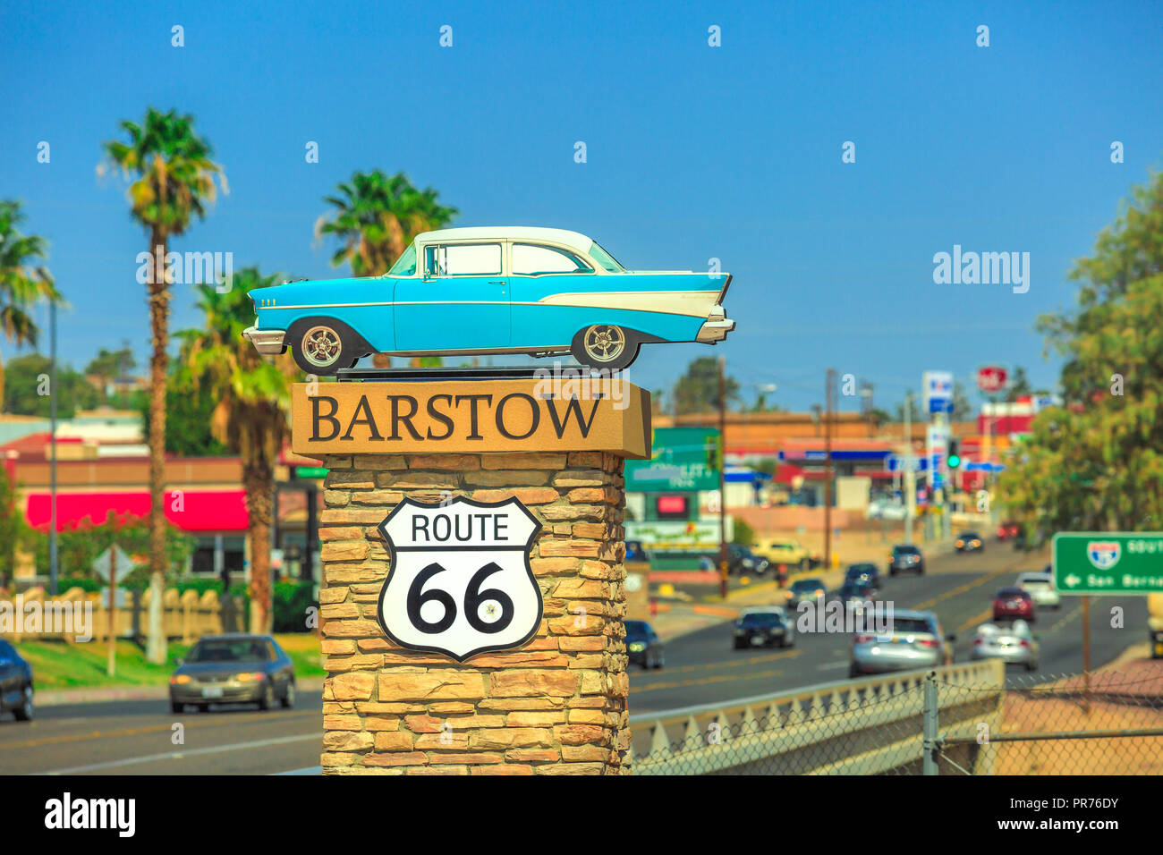 Barstow, California, United States - 15 août 2018 : Barstow signe sur la Route 66 à l'entrée de la rue principale de la ville. Barstow est un carrefour important entre Los Angeles et Las Vegas. Banque D'Images