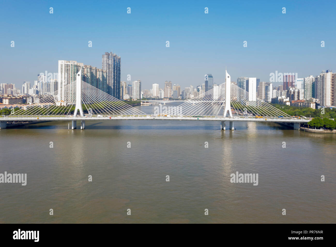 Guangzhou, ville moderne jour ciel bleu par antenne, Chine Banque D'Images