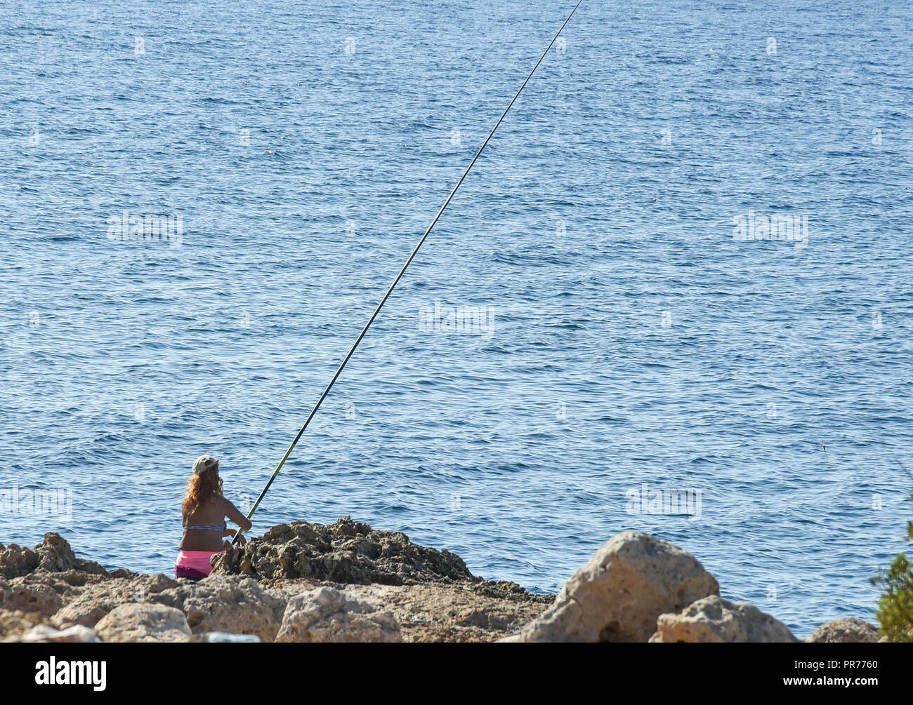 Pêche à la ligne au bord de la mer Banque D'Images