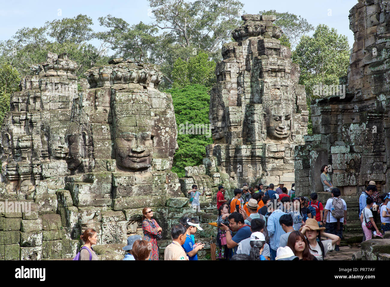 Les touristes dans les ruines du temple Bayon à Angkor Wat. Le complexe d'Angkor Wat, construit au cours de l'empire Khmer de l'âge, situé à Siem Reap, Cambodge, est l'larges Banque D'Images