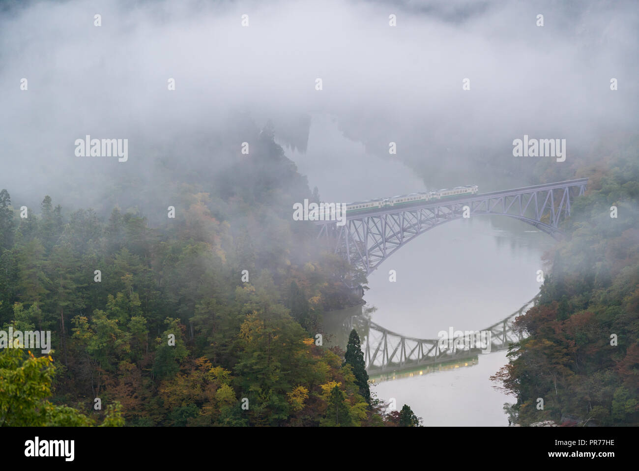 Automne feuillage Premier pont de Fukushima Daiichi dans kyouryou point vue Fukushima Japon Mishima Banque D'Images