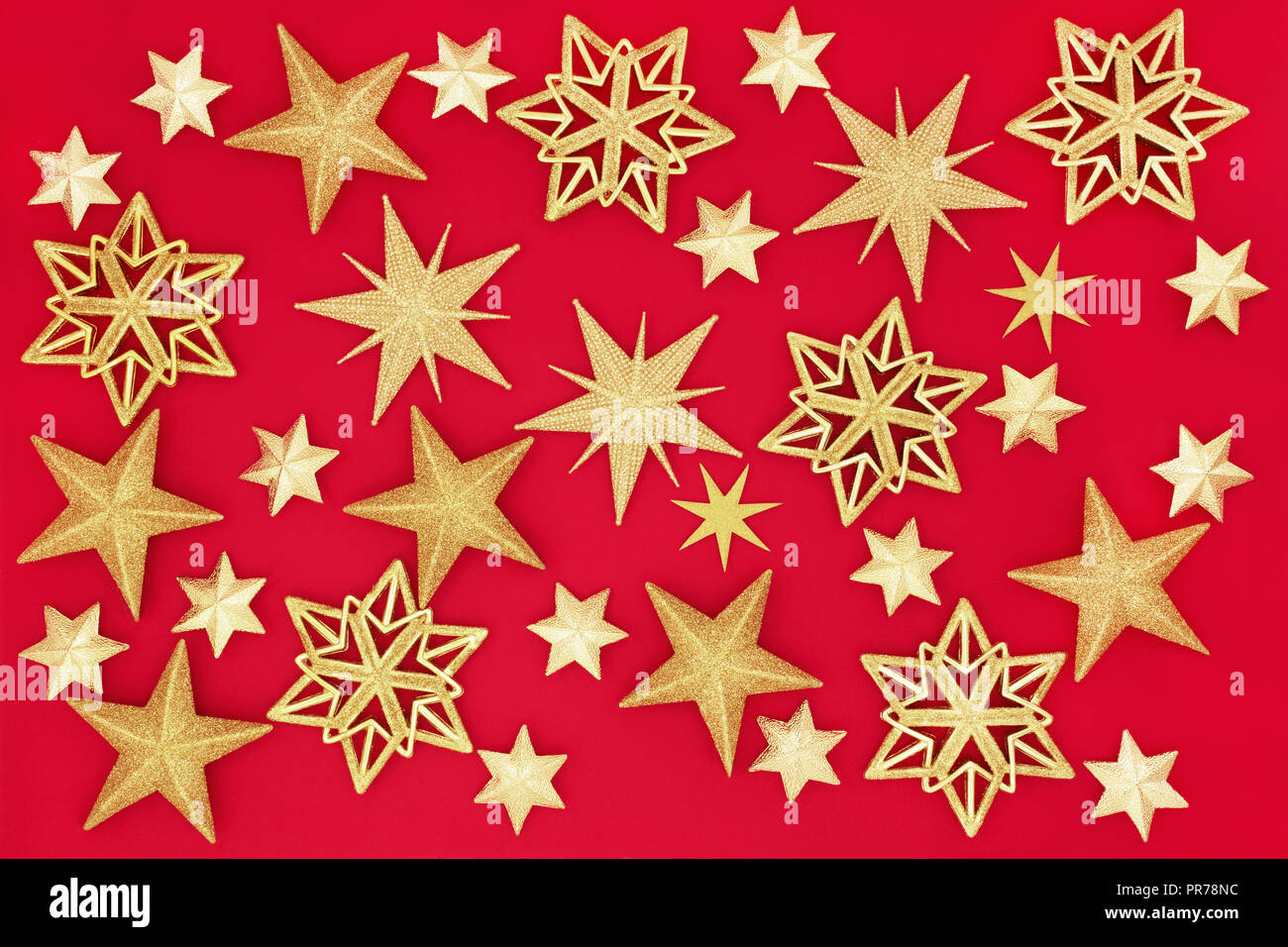 Étoile d'or boule de noël décorations formant un motif de fond. Carte de vœux de Noël traditionnel pour les fêtes. Banque D'Images