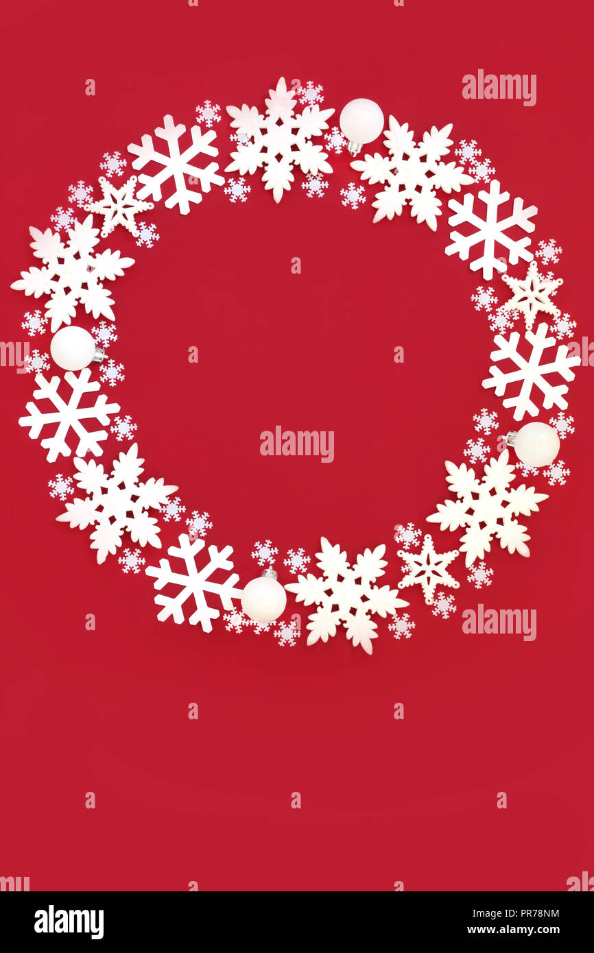 Guirlande de Noël flocon blanc sur fond rouge avec l'exemplaire de l'espace. Carte de vœux de Noël traditionnel pour les fêtes. Banque D'Images