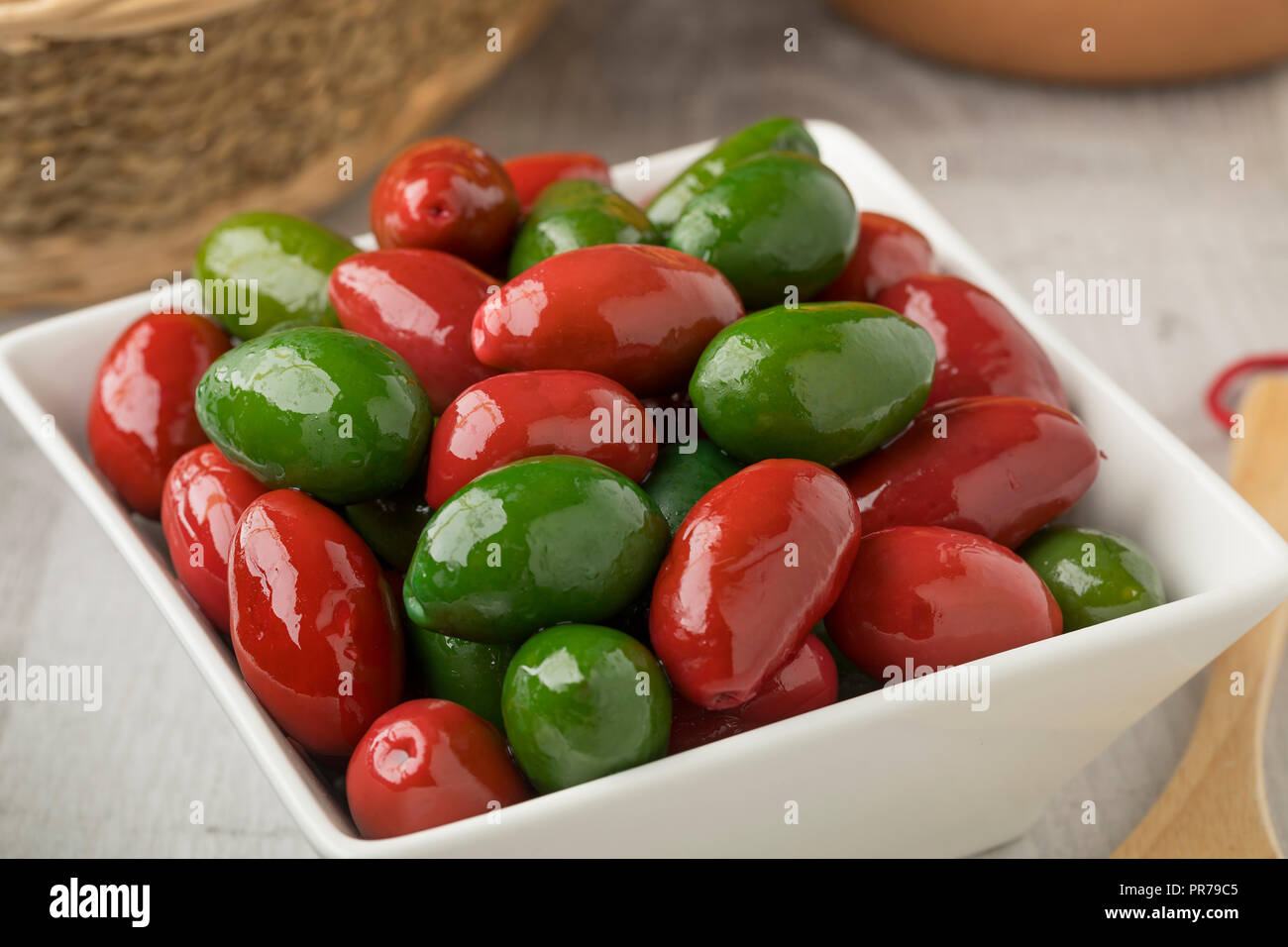 Bol avec le rouge et le vert Italan olives cerignola Banque D'Images