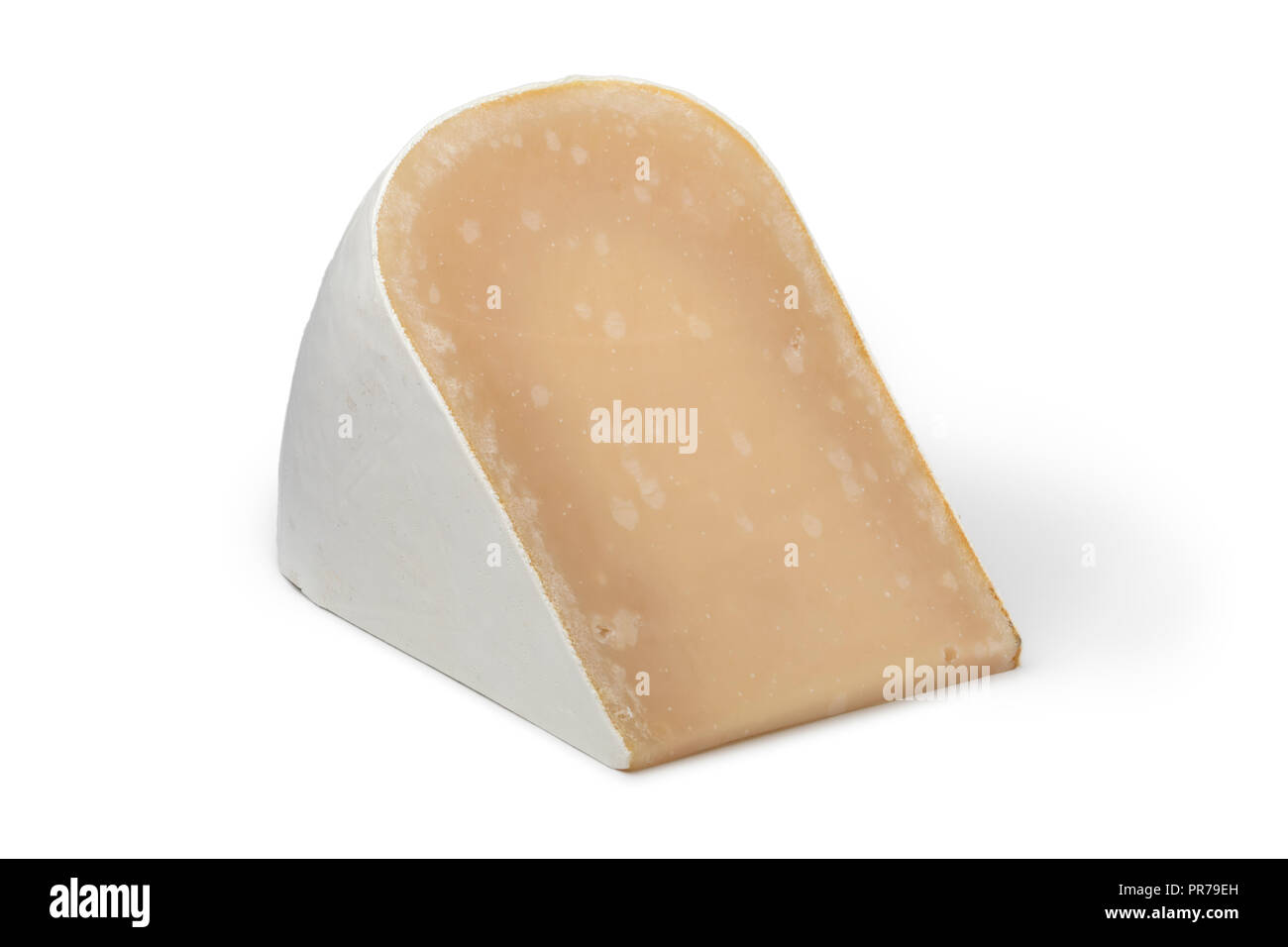 Vieux morceau de fromage de chèvre bio blancs matures isolé sur fond blanc Banque D'Images