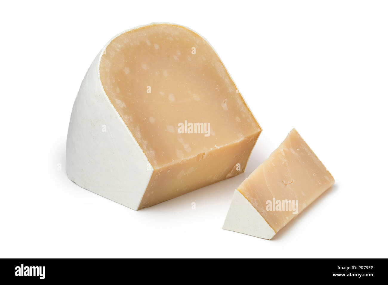 Vieux morceau de fromage de chèvre bio blanc à maturité et un morceau isolé sur fond blanc Banque D'Images