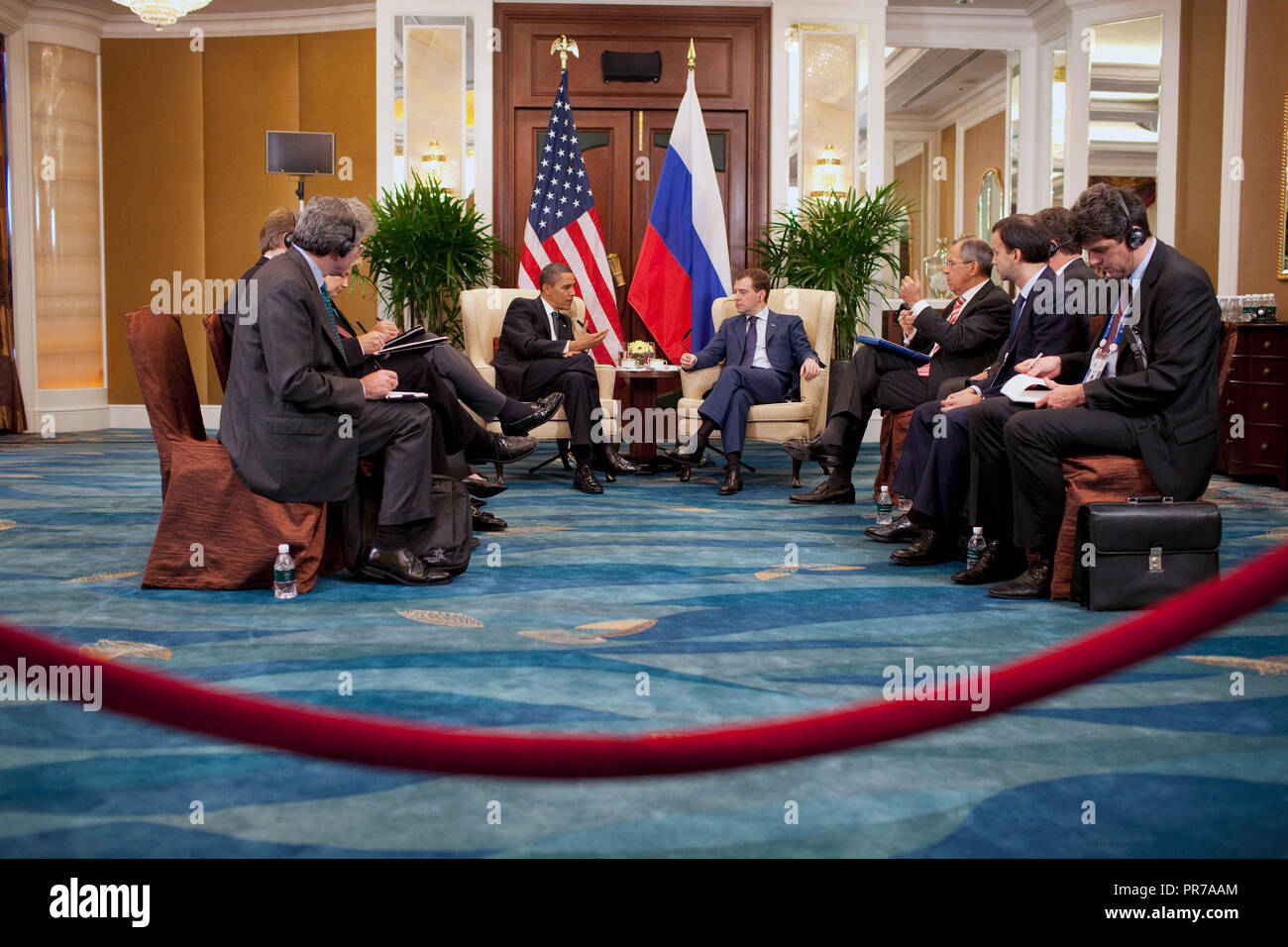 Le président Barack Obama participe à une réunion bilatérale avec le président russe Dmitri Medvedev à l'hôtel Shangri-La à Singapour, le 15 novembre 2009. Banque D'Images