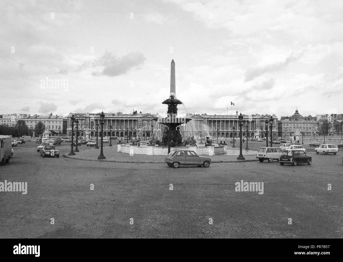 Voitures sur les rues de Paris - date inconnue (peut-être 1960) Banque D'Images